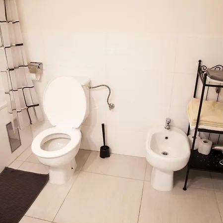2 Bed Flat - Sleeps 9 - Pets - Smoking On Terrace 아파트 프라하