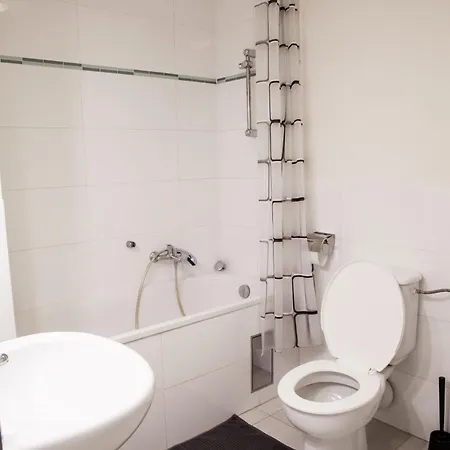 2 Bed Flat - Sleeps 9 - Pets - Smoking On Terrace