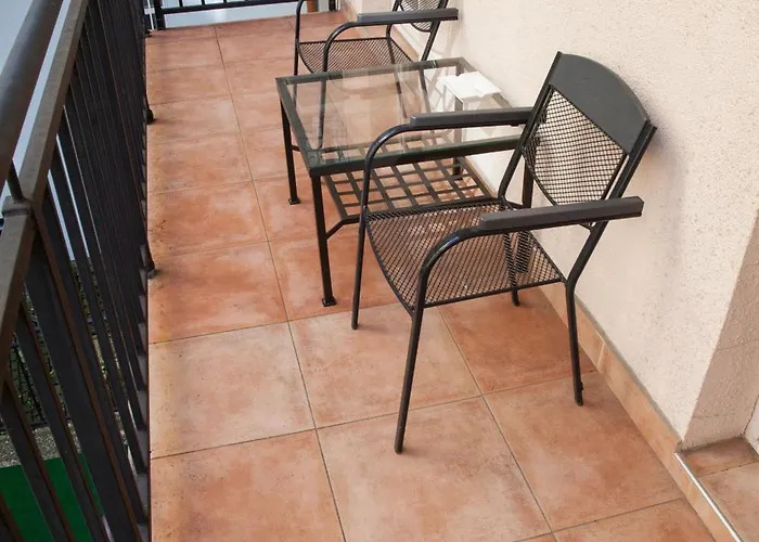 2 Bed Flat - Sleeps 9 - Pets - Smoking On Terrace