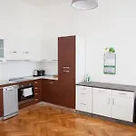 Apartment 2 Bed Flat - Sleeps 9 - Pets - Smoking On Terrace Prague