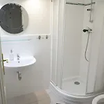 2 Bed Flat - Sleeps 9 - Pets - Smoking On Terrace Apartment *