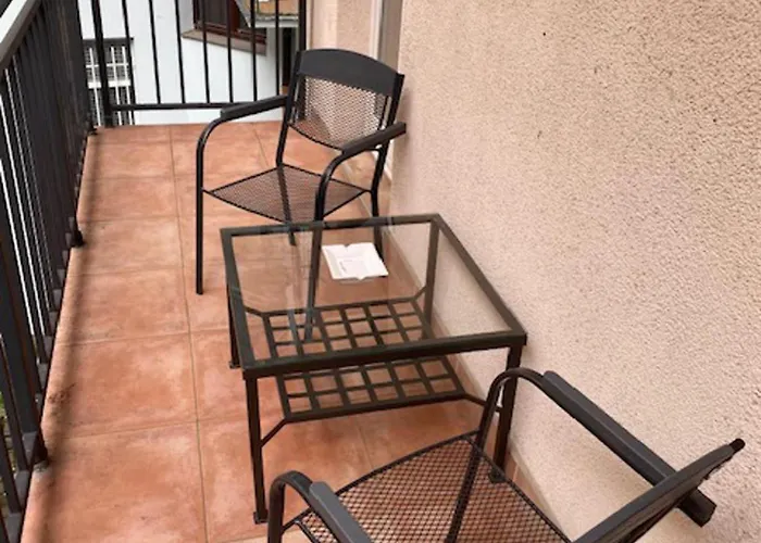 2 Bed Flat - Sleeps 9 - Pets - Smoking On Terrace Appartamento Praga