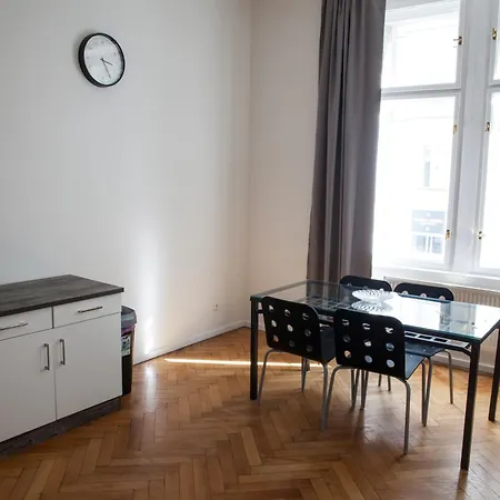Spacious 2 Bedroom With Terrace דירה פראג
