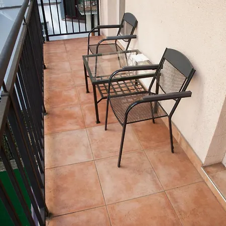 2 Bed Flat - Sleeps 9 - Pets - Smoking On Terrace