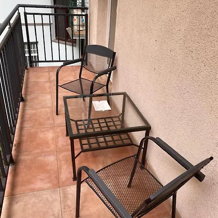Spacious 2 Bedroom With Terrace דירה פראג